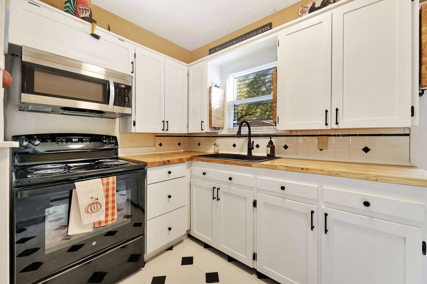 1 BD with Fully Fenced Yard! ~Bluebird Retreat~