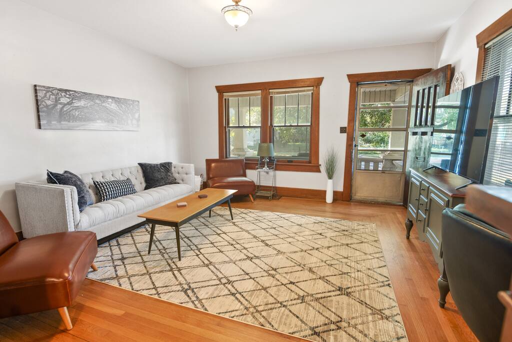 Close to Wesley!*Checkered Charm*Large 1 BD/1 Bath