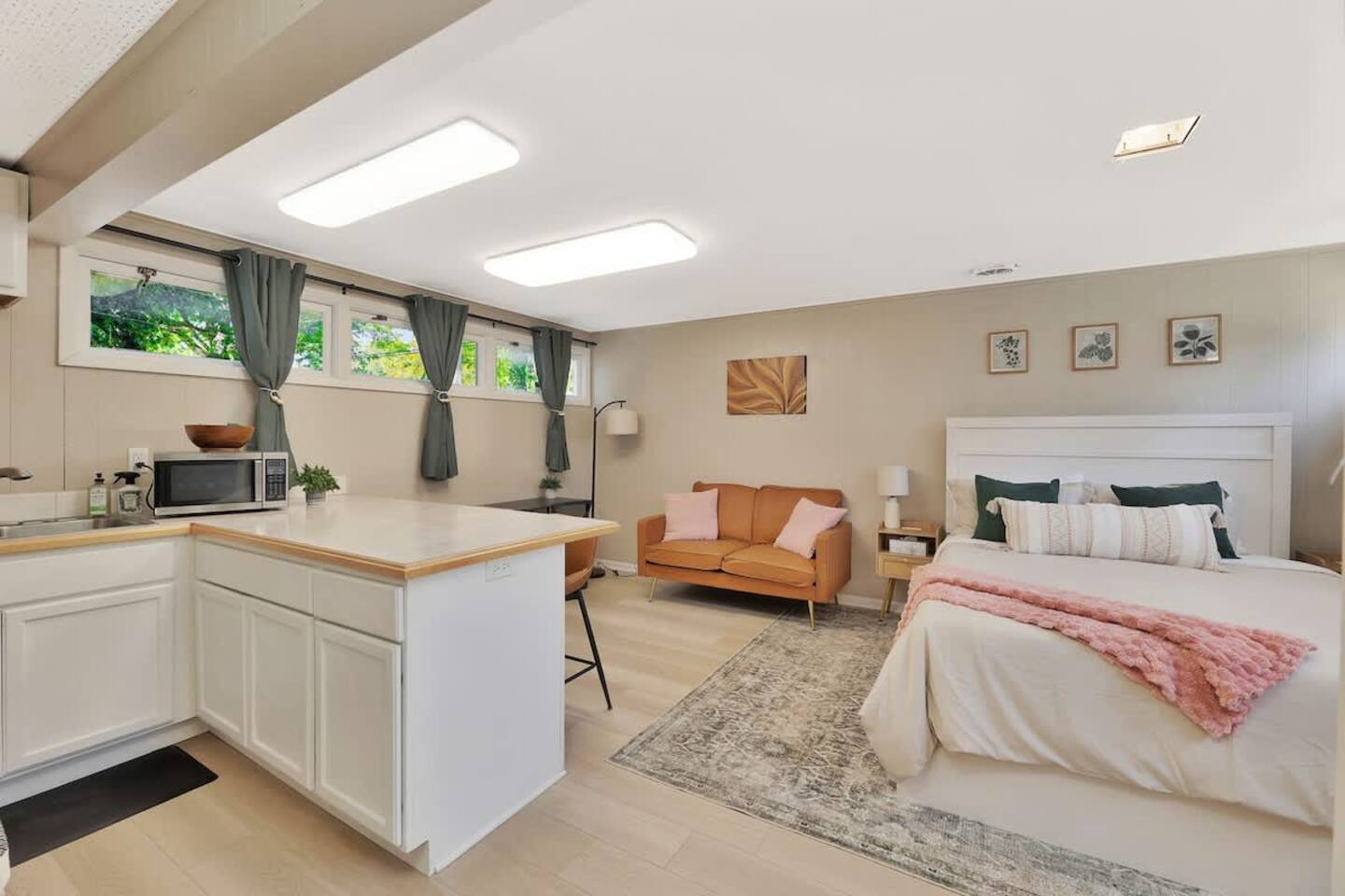 Steps to Wesley Medical Center! ~Sunny Studio!~