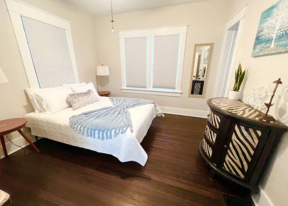 ~Bungalow Charm ~ 2BR + Work Desk, Pet-Friendly!