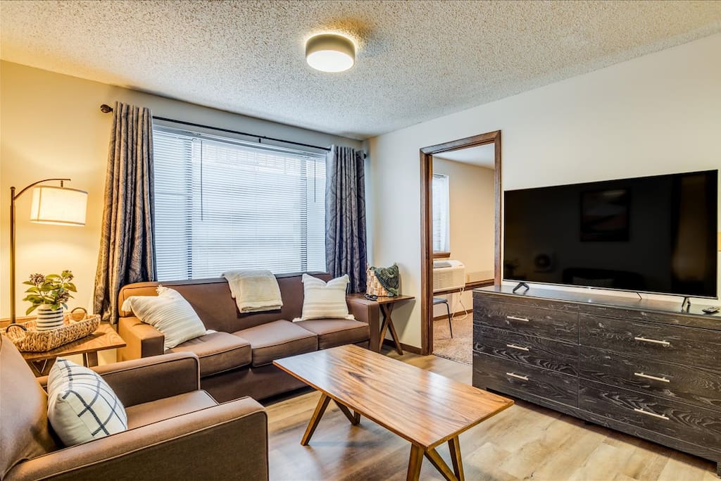 * Indian Hills *Canyon-Retreat III* 1 BD & Office!