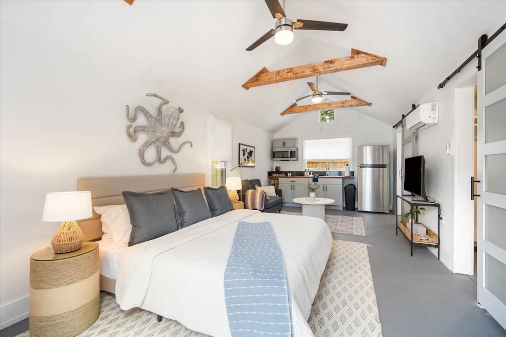 Luxe King Studio Near AMI! Beach Gear & Fast WiFi