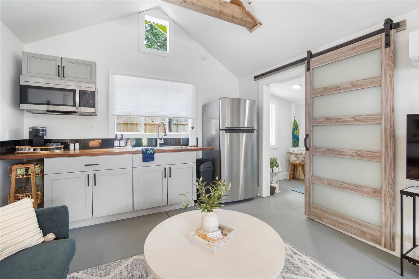 Luxe King Studio Near AMI! Beach Gear & Fast WiFi - Double Room