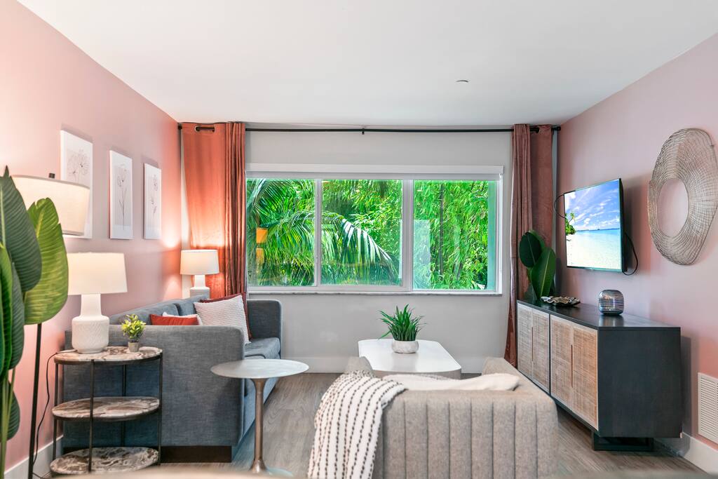 Beachfront Suite with Pool, Hot Tub, King Bed