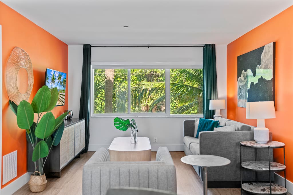 Boca Beach Suite with 2 Beds, Pool & Hot Tub!