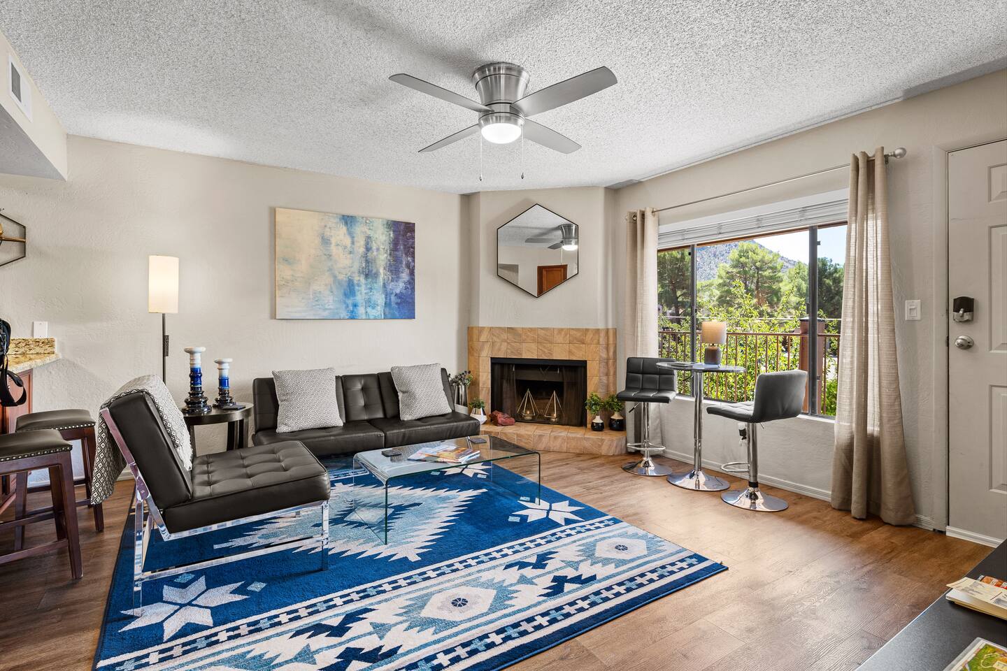 Cozy Condo by Red Rocks, Pool, Courthouse Butte