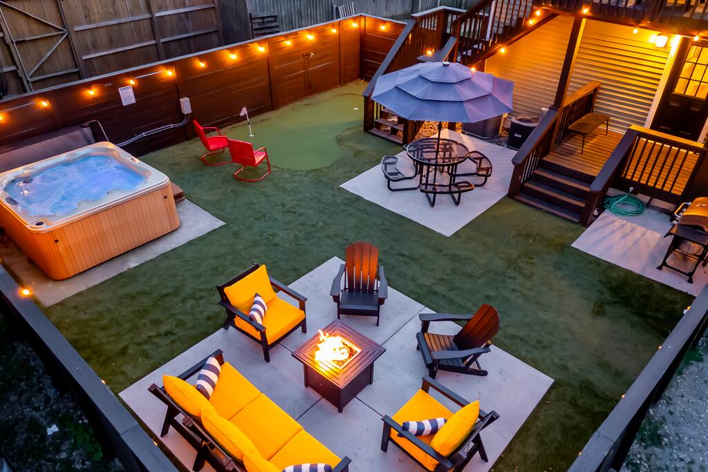 The Big Yard ~ 5BR, Hot Tub, Fire Pit, Walkable
