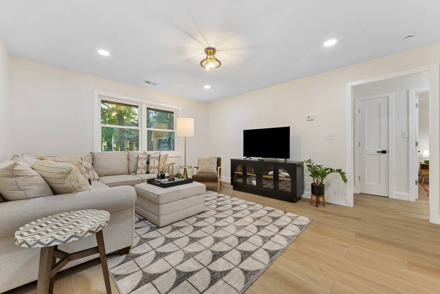 New! Plaza Shamrock *Pied-a-Terre* w/ King Bed