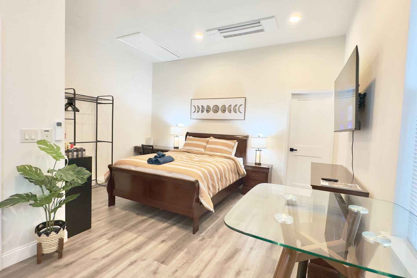 Bright, Stylish Suite in Central Silicon Valley