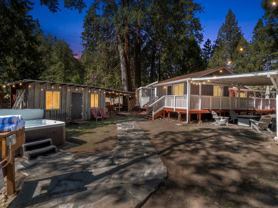 25 min to Yosemite | BBQ | Hot Tub | Private Creek