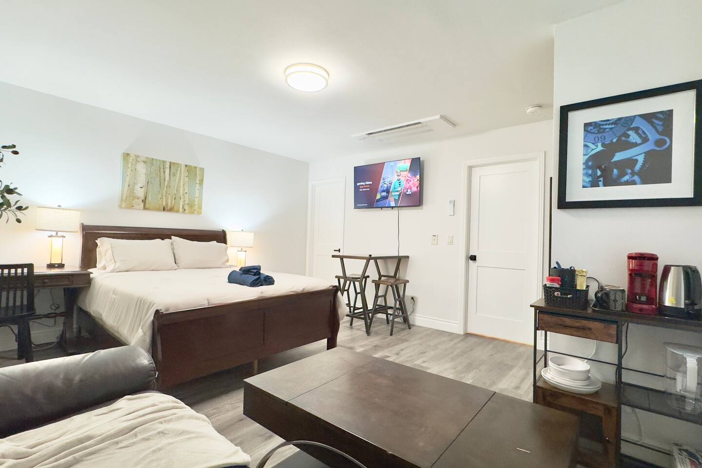 Quiet Elegant Suite w/ Laundry and Modern Touches