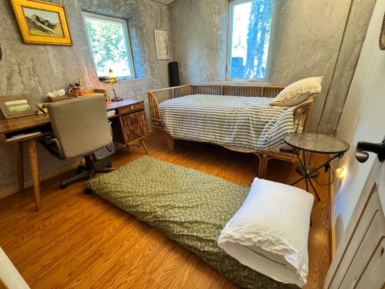 Flexible sleeping arrangements with a Japanese futon in a light-filled room for families.