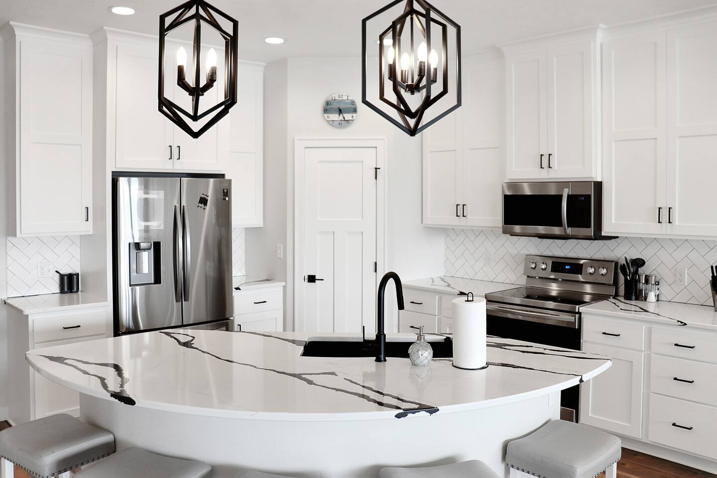 WaterfrontCondo!BridgesBay!AmazingViews!Pets!Pools!Fitness!Arcade!4kingbedrooms!