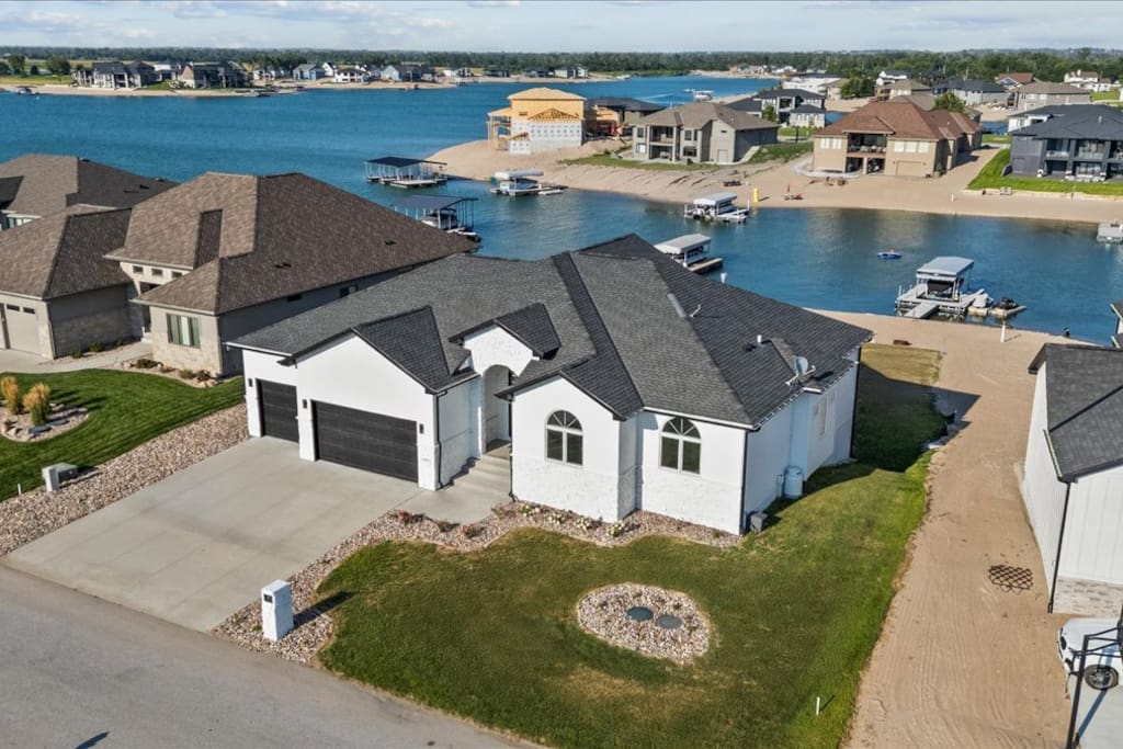 Lakefront Mansion!Close to SAC&Mahoney State Park!