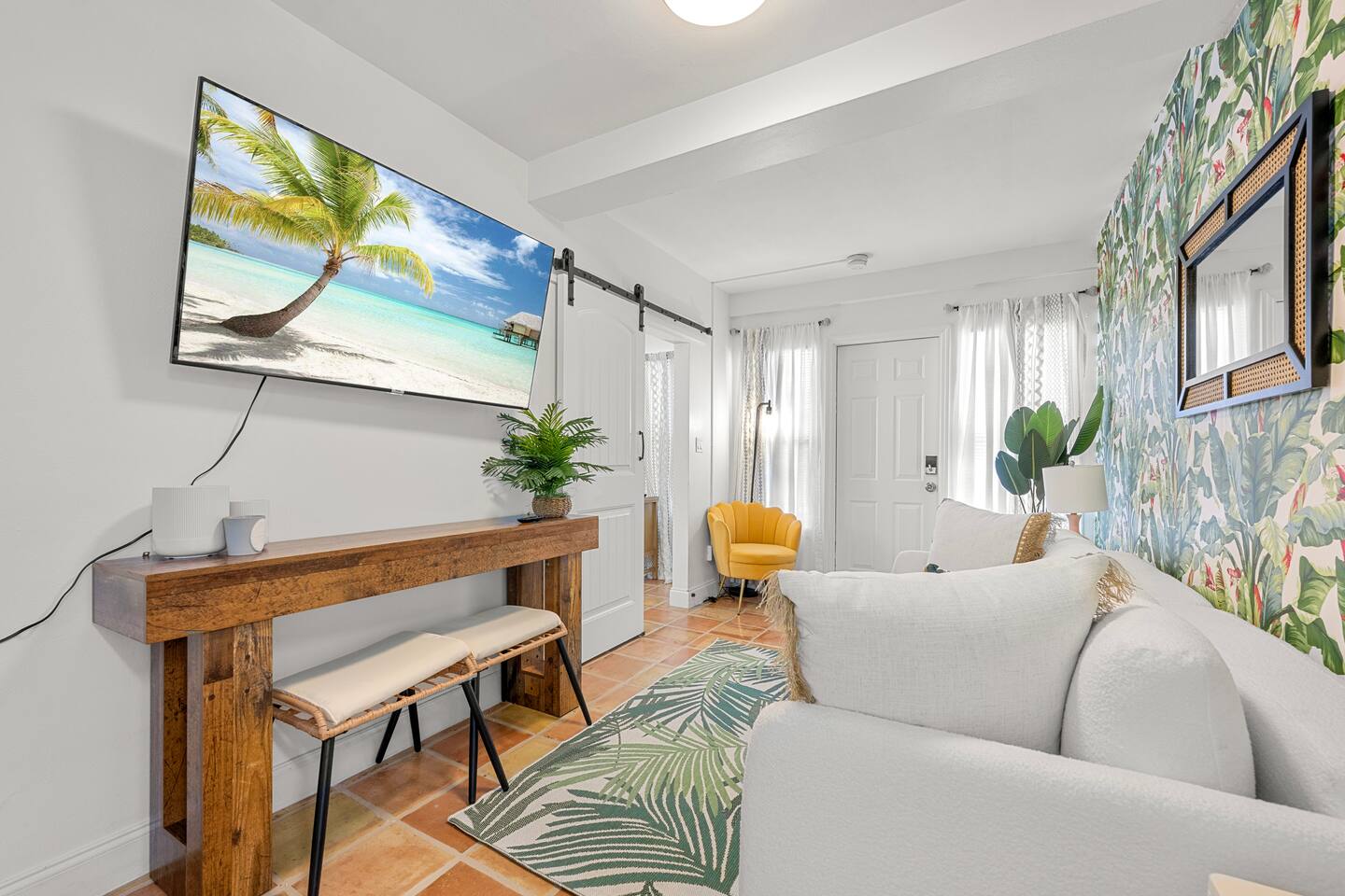 Bright and Airy Apartment on Flamingo Dr — photo 4