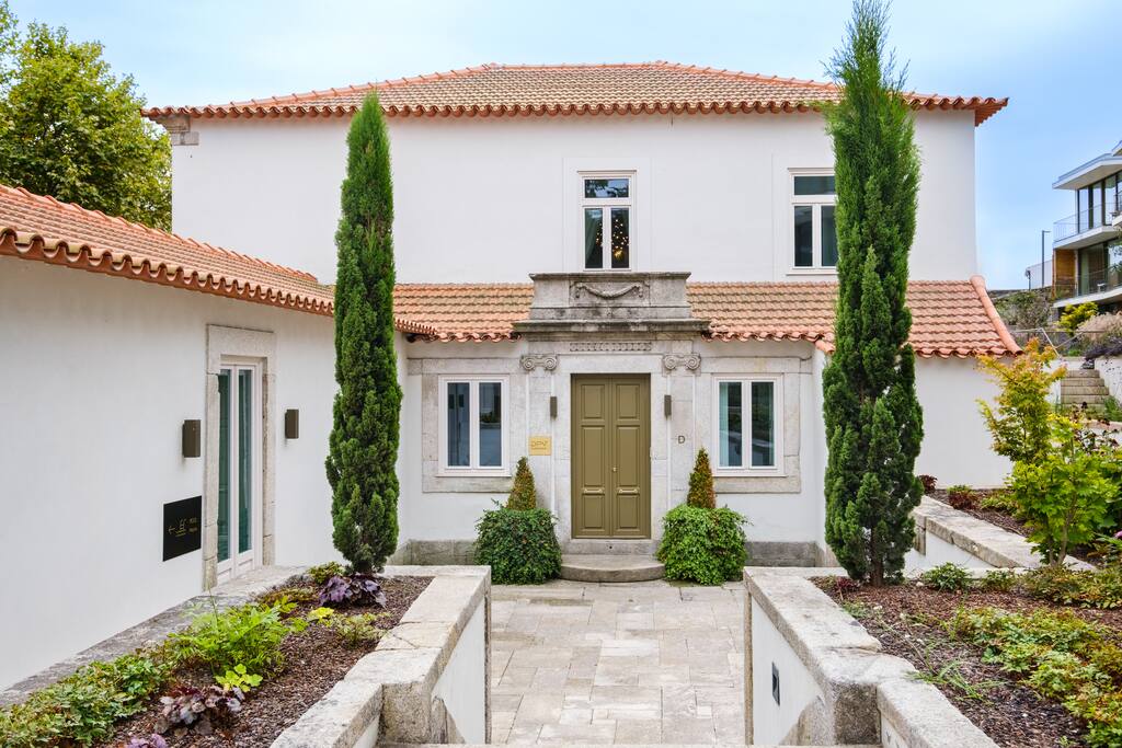 7-Room House w/ Garden & Pool • Sleeps 14