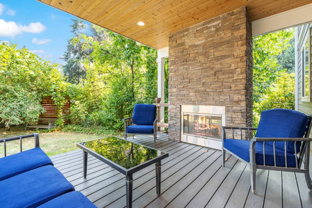 Lake Forest Retreat w/ Indoor & Outdoor Fireplaces