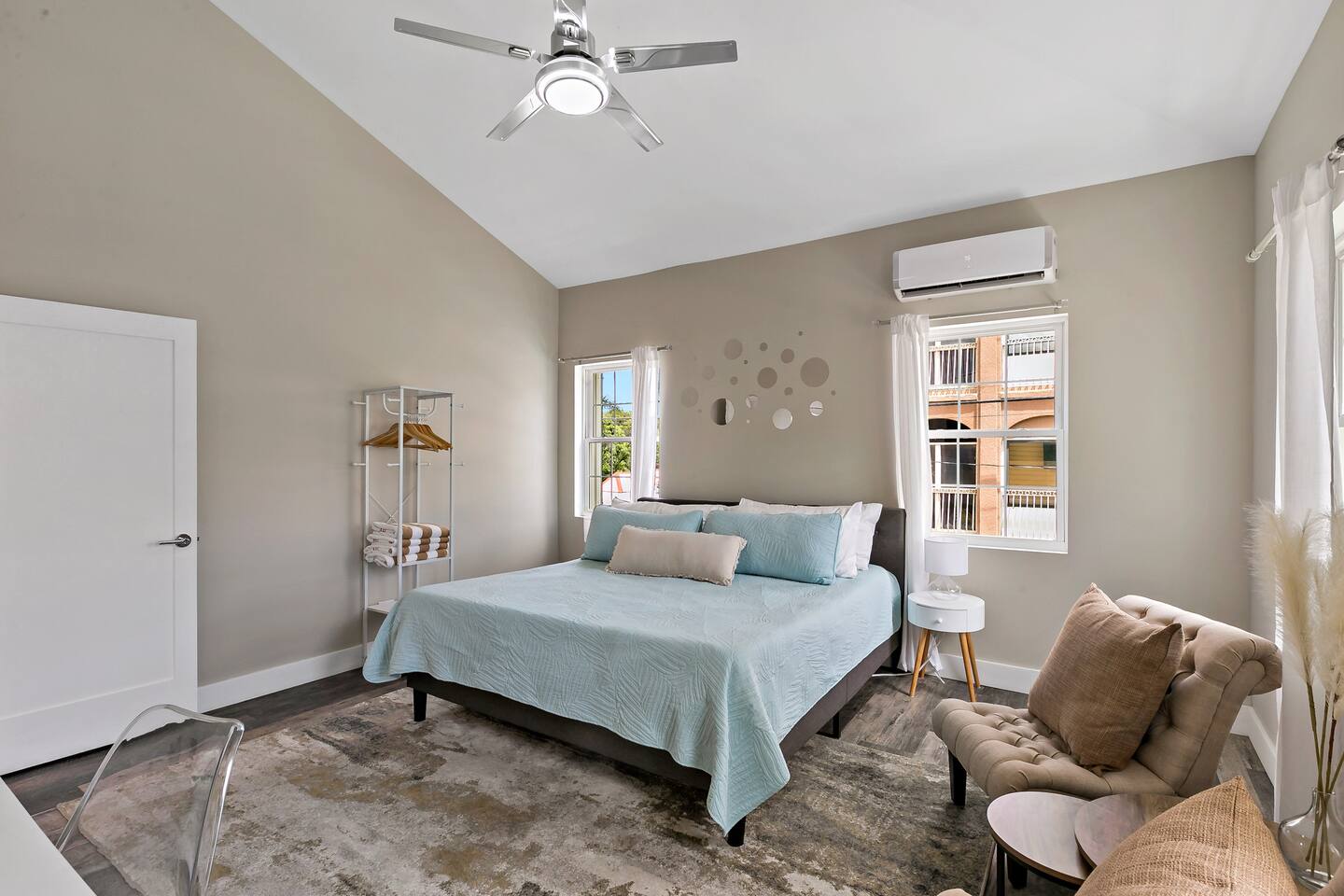 Queens Promise - King Bed - Walkable - AC