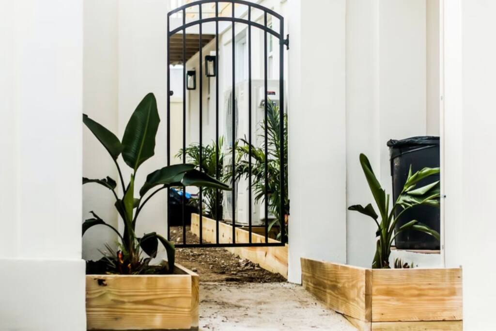 The Crucian Queen | Walkable | AC