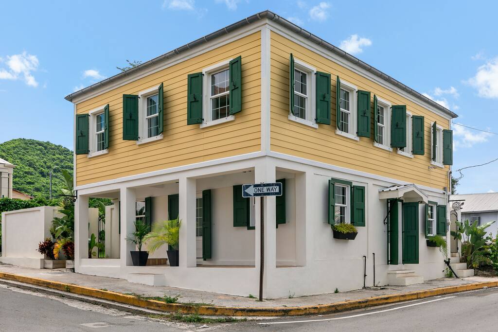 The Queen's Quarters | King Bed | AC | Walkable