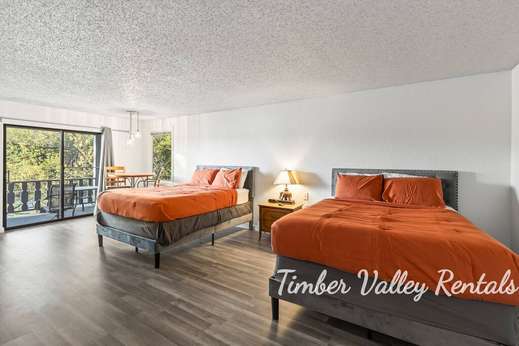 Lakefront Stay-Private Suite+TV+Dining Table