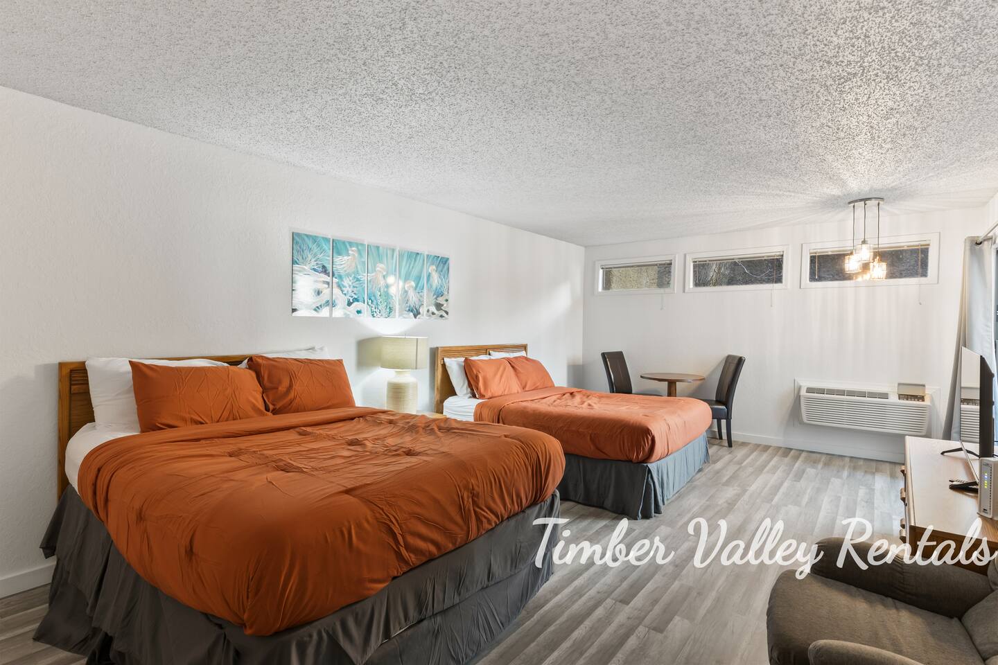 Lakefront Treat - Private Suite, TV, Dining