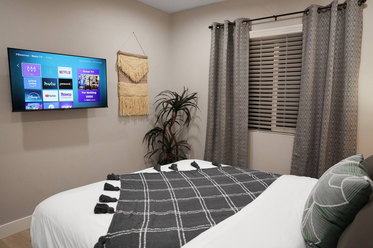 2BR 1 BTH Duplex Near UCR | Kitchenette + Wi-Fi