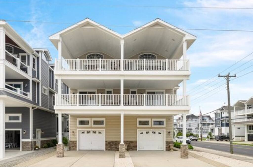 BEACH BLOCK+Ocean Views! 5BR/3.5BA, Location