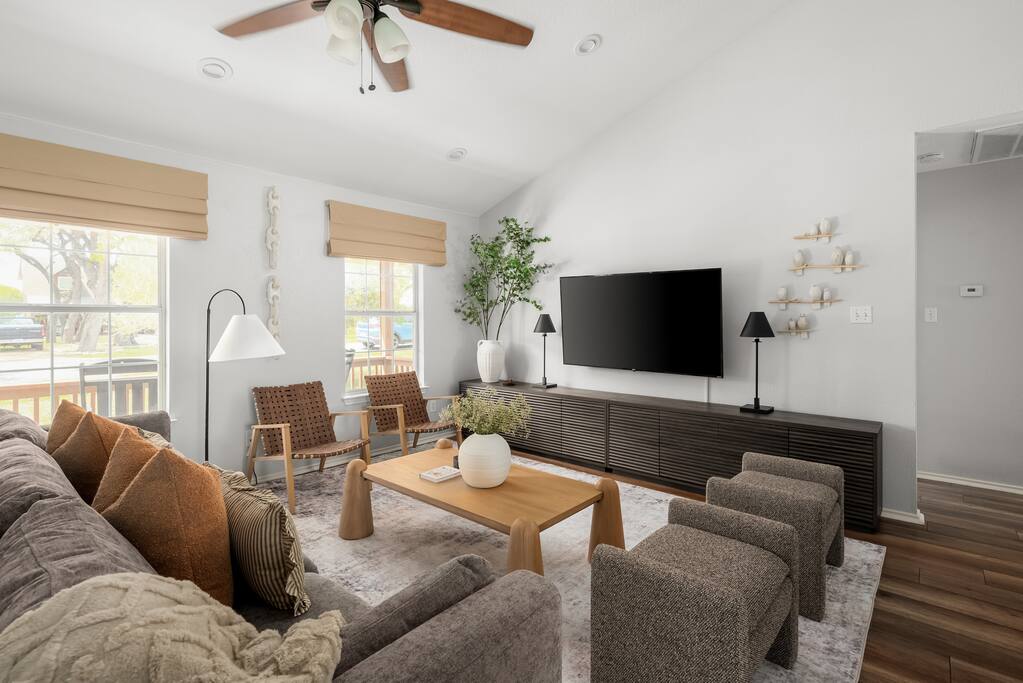 Cozy Cottage | Lake Travis w/ Pool and Pickleball