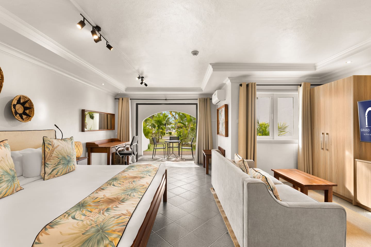 Grand Sahāna 12 | Beachfront Apt | Remote Work