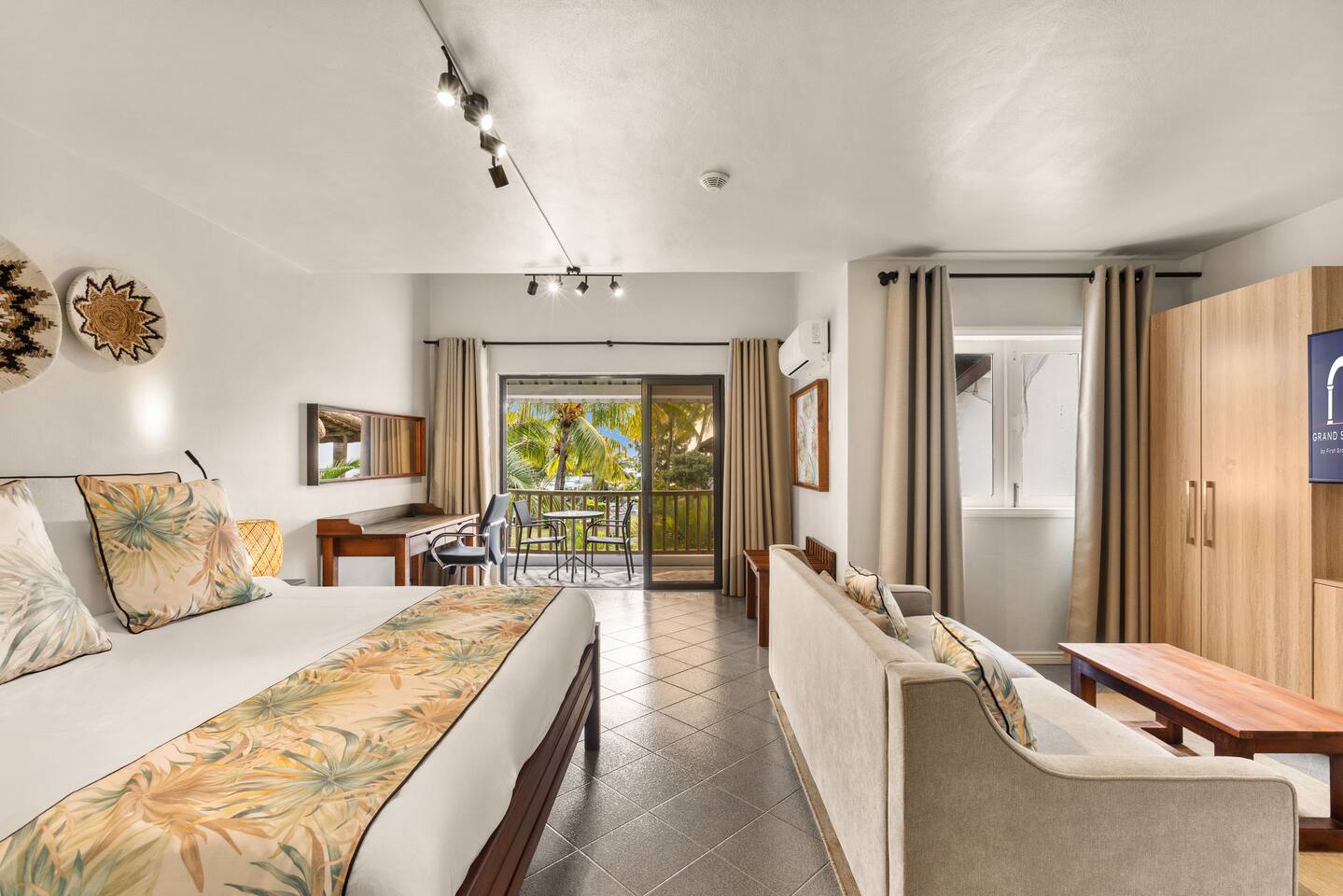 Grand Sahāna 15 - 1BR Beachfront Apartment with Balcony - Work from Paradise - Digital Nomad