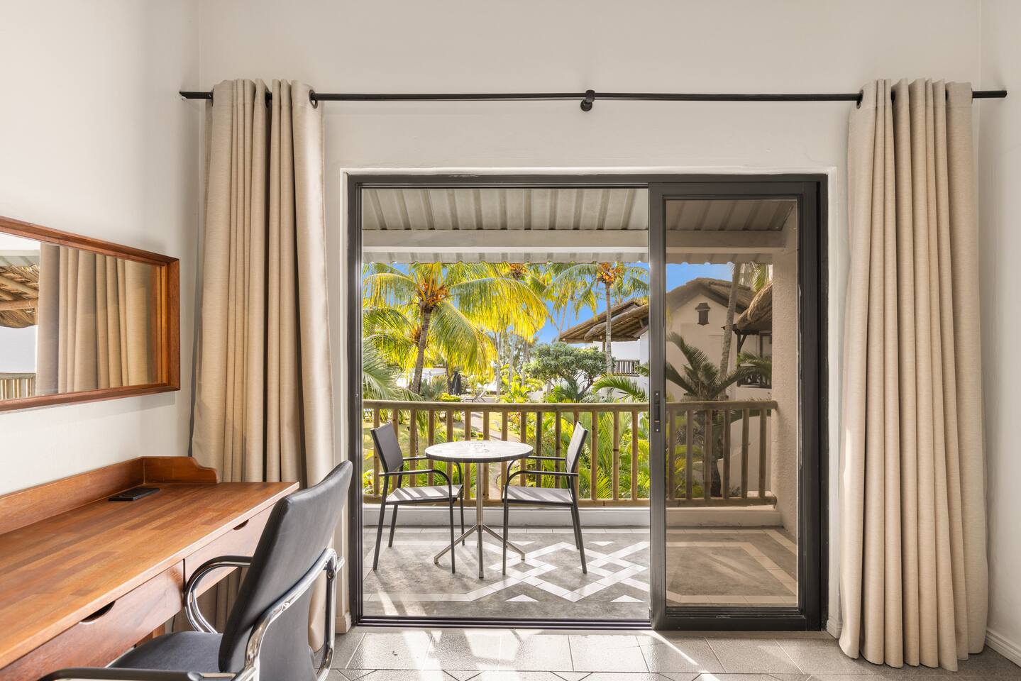 Grand Sahāna 16 | Beachfront Apartment w/ Balcony