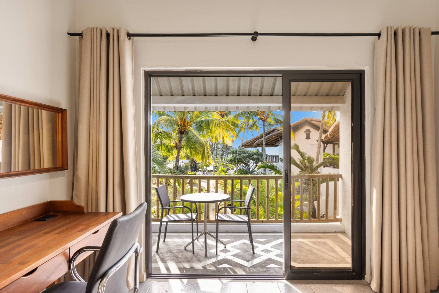 Grand Sahāna 18 | Beachfront Apartment w/ Balcony