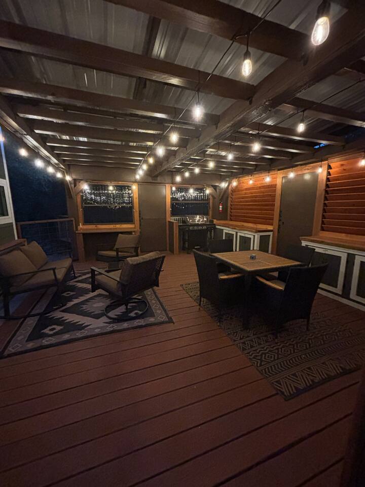 Treetop Tiny House/Creek Retreat