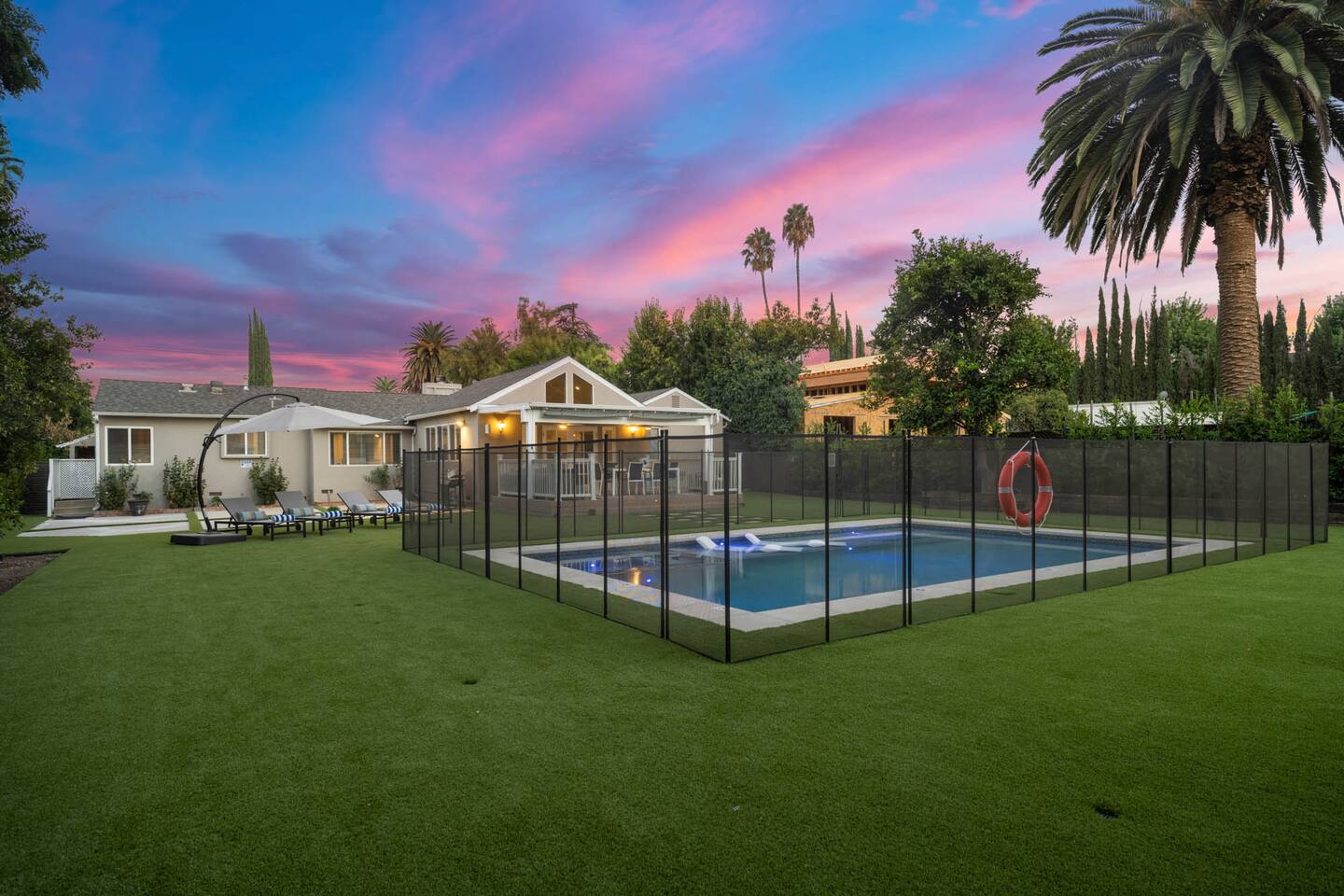 110 - Tarzana Dream Oasis Epic Pool-Spa-Huge Yard.