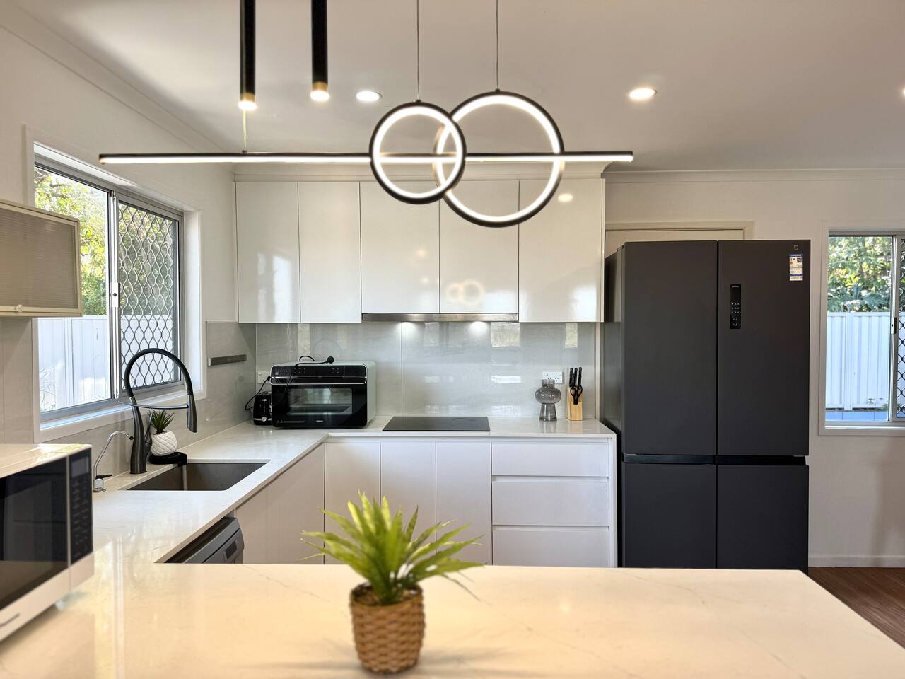 Wake up to Mountain Vista 3BR Light-filled Cottage