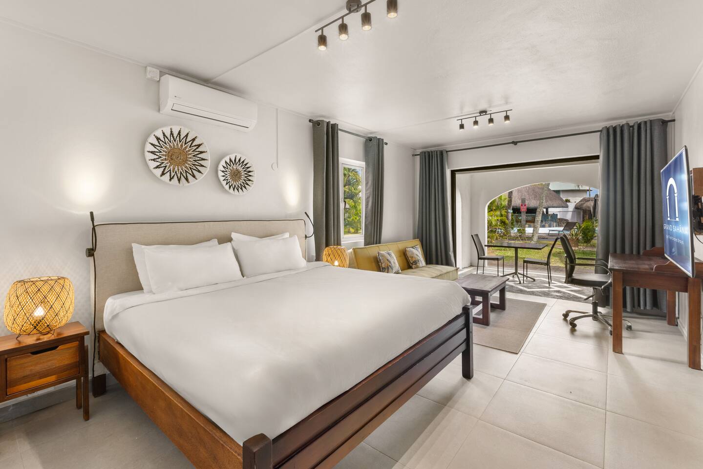 Grand Sahāna 1 - 1BR Digital Nomad Beachfront Apt - Work from Paradise