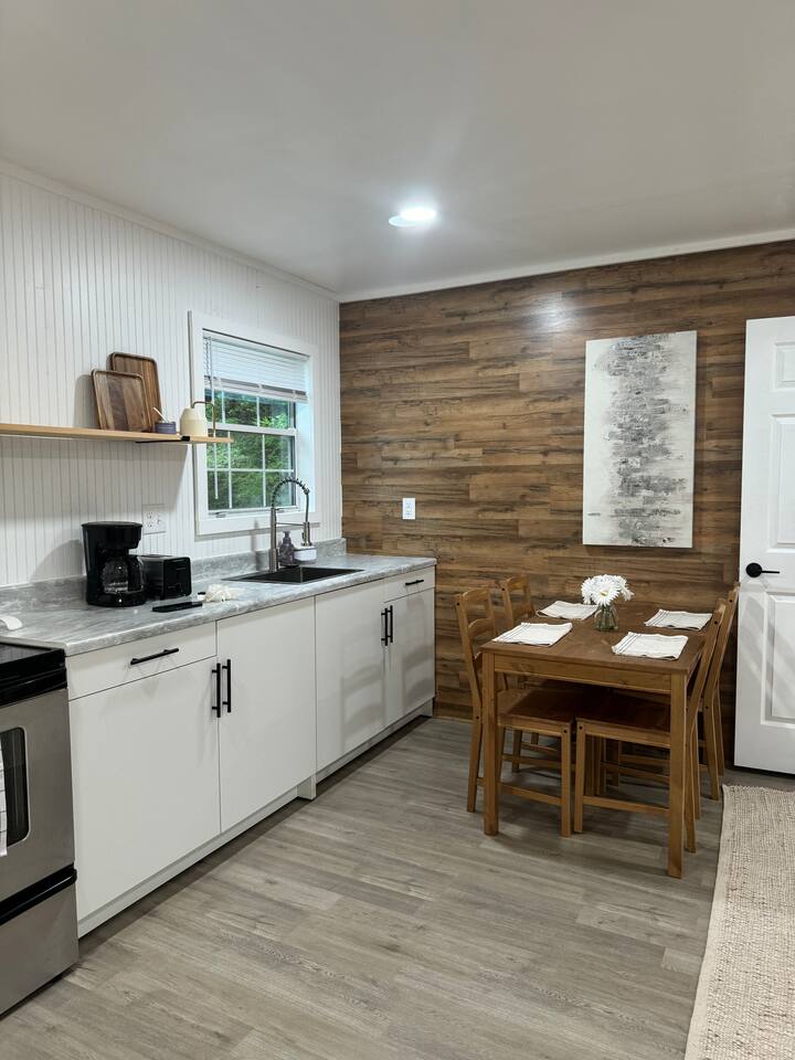 Cozy Minimalistic 1BR Home | Fast WiFi & TV
