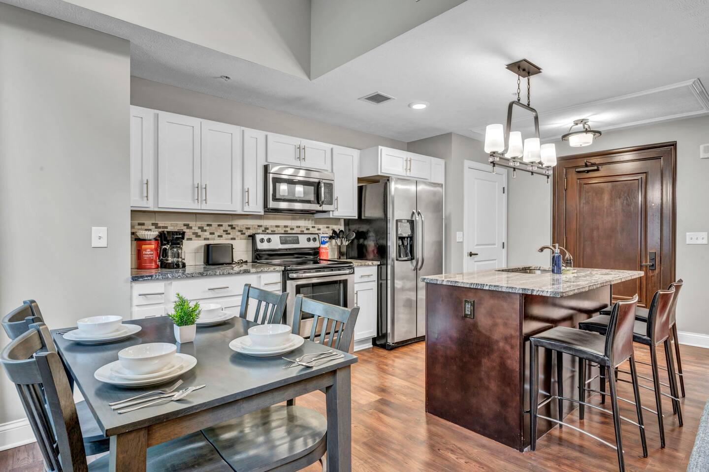 Elegant Downtown Condo • Fitness Gym Included