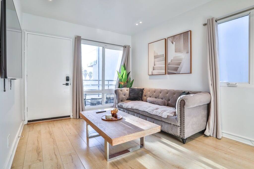 Oceanfront 1BR on Venice Beach Boardwalk w/ Views!