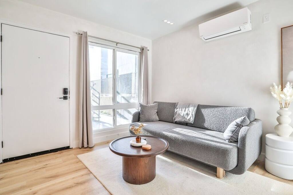 Ocean Front Walk Venice Escape – 1BR w Sunset View