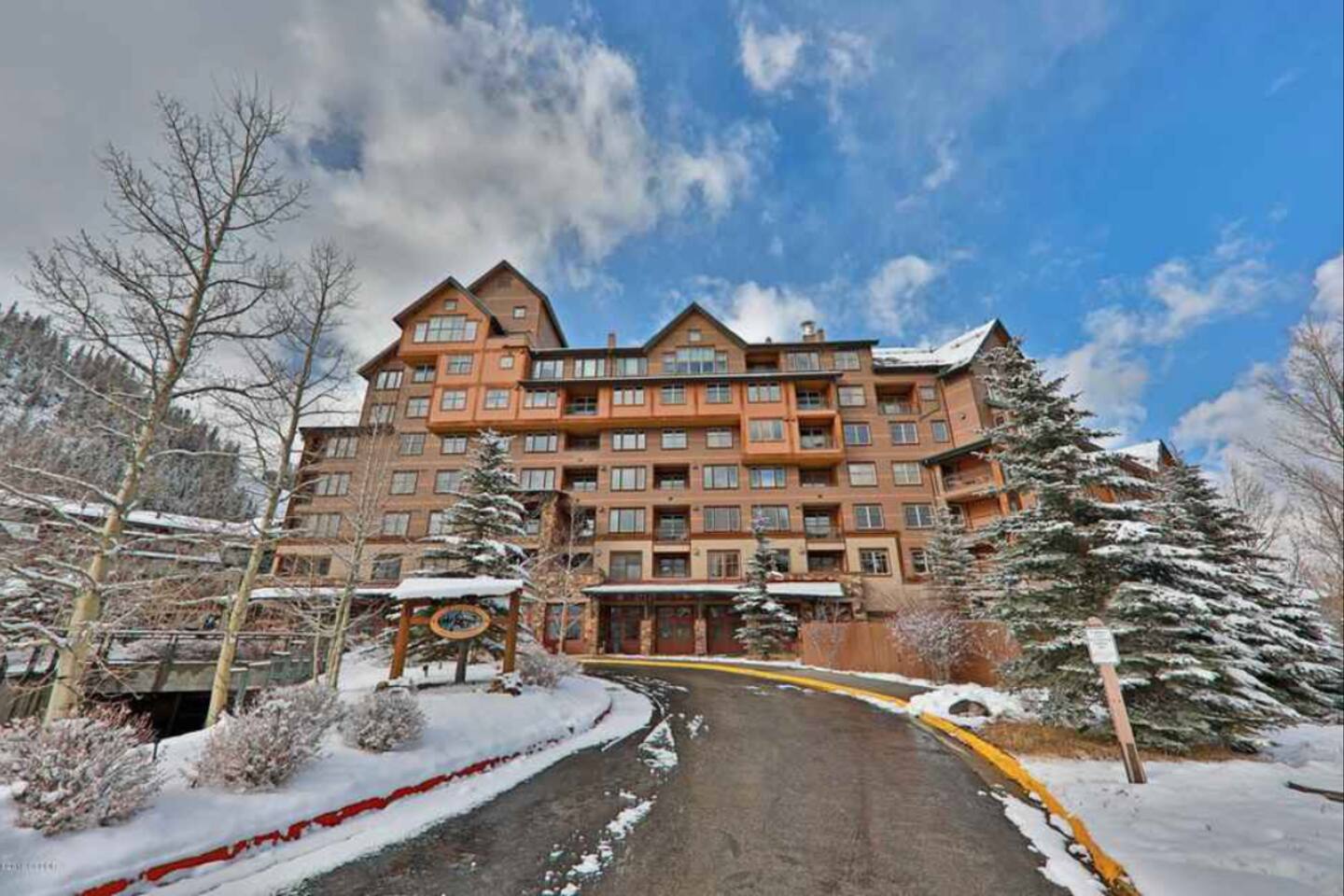 Ski-In Ski-Out Zephyr 1 Bedroom Condo 2204