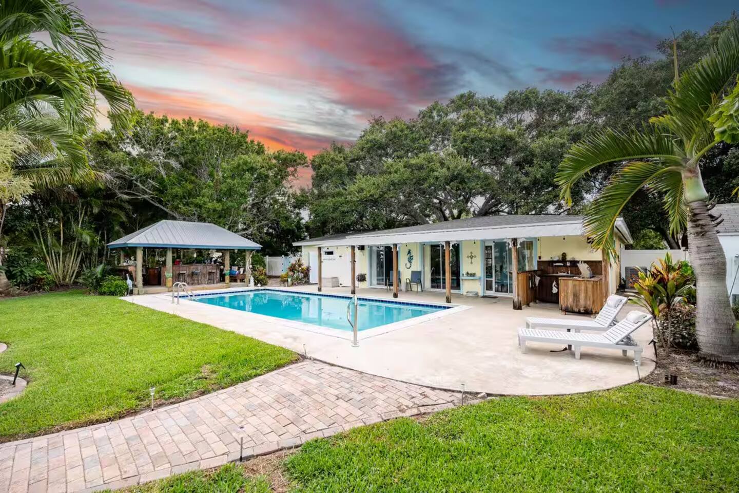 Bright & Breezy Tropical Getaway in Vero Beach - Holiday Home — photo 1