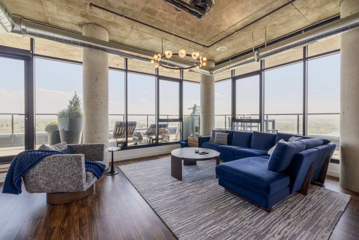 1600 Sqft Executive Penthouse on the River