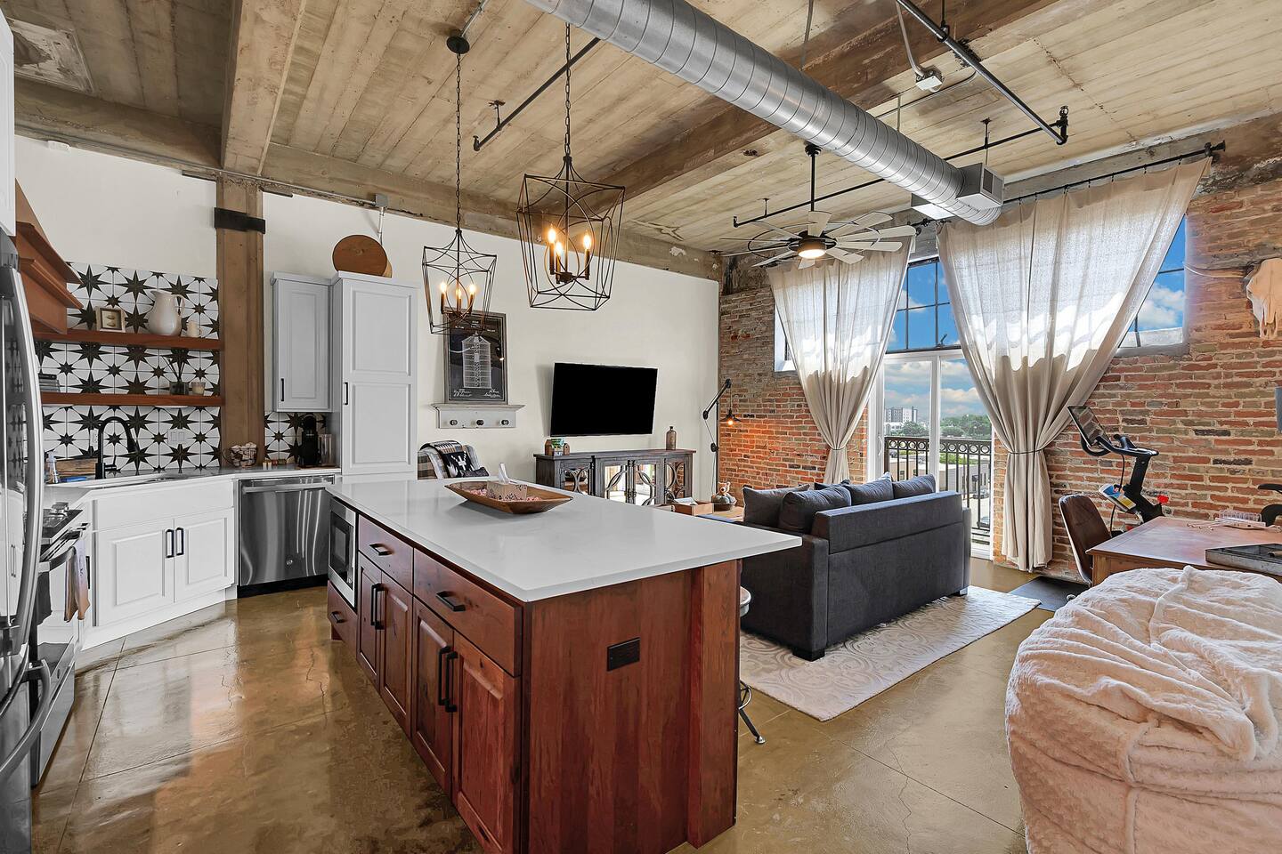 Skyscape- Lofted Luxury Condo Waco/Baylor/Downtown