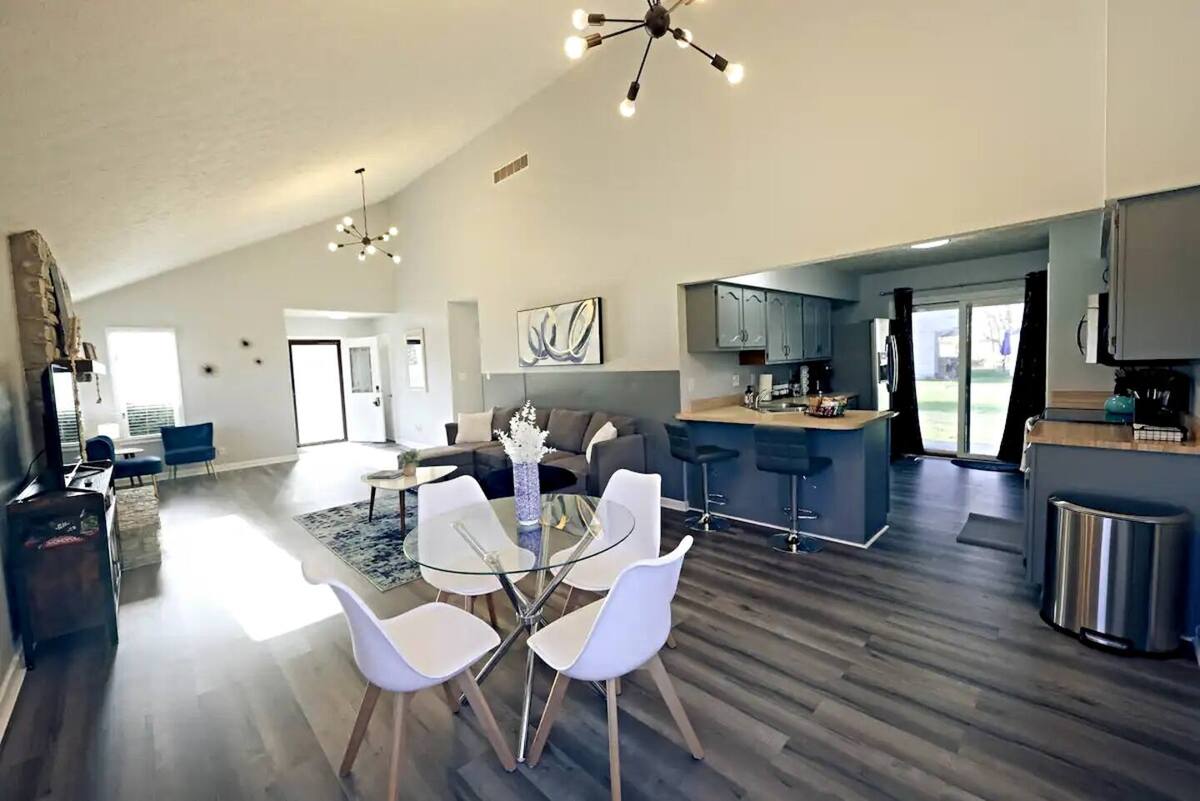 3BR Suburban Getaway in Indy 7 min to Airport