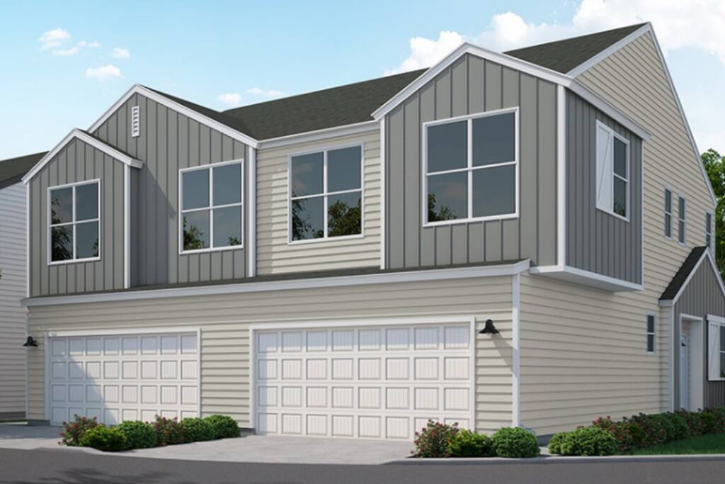 3 Bed / 2.5 Bath / 2 Car Garage Duplex (Unit #401)