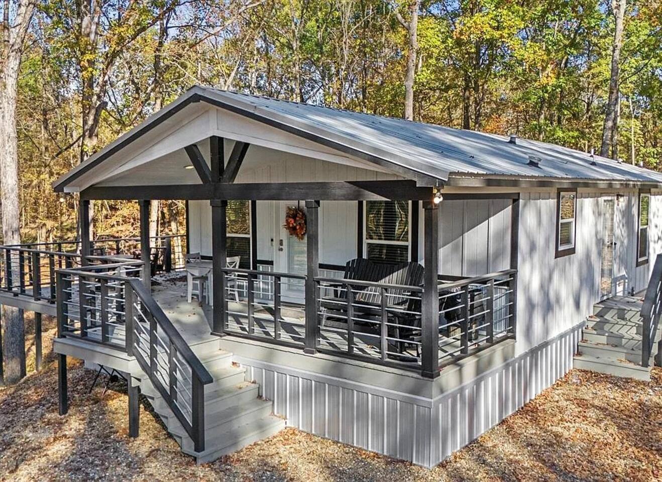 Broken Bow Cabin with Hot Tub, Deck & BBQ