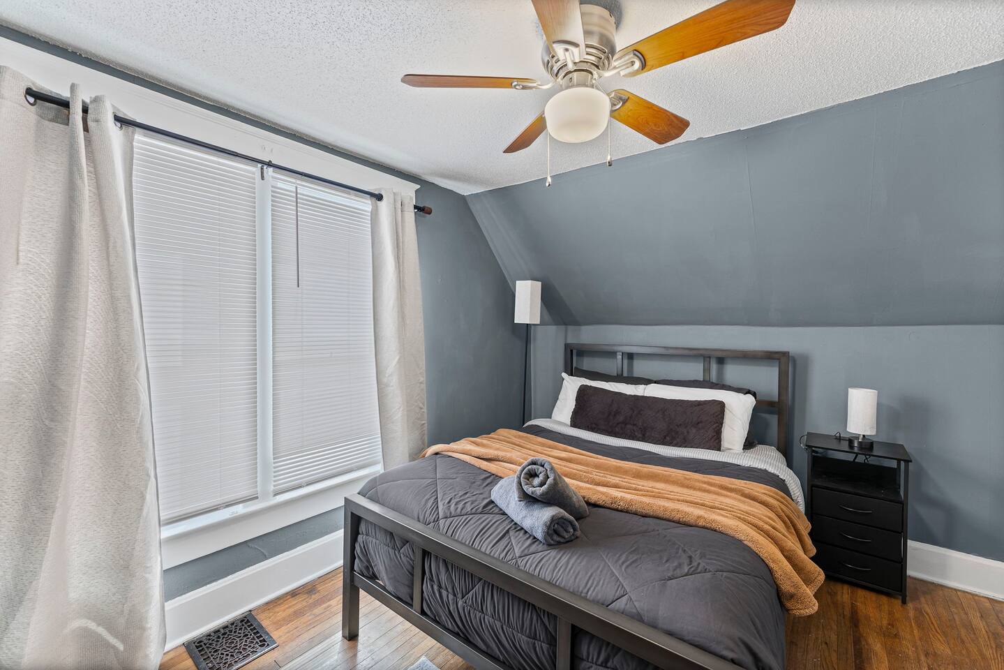 Cozy Queen Room w/ Desk, Smart TV & HighSpeed WiFi