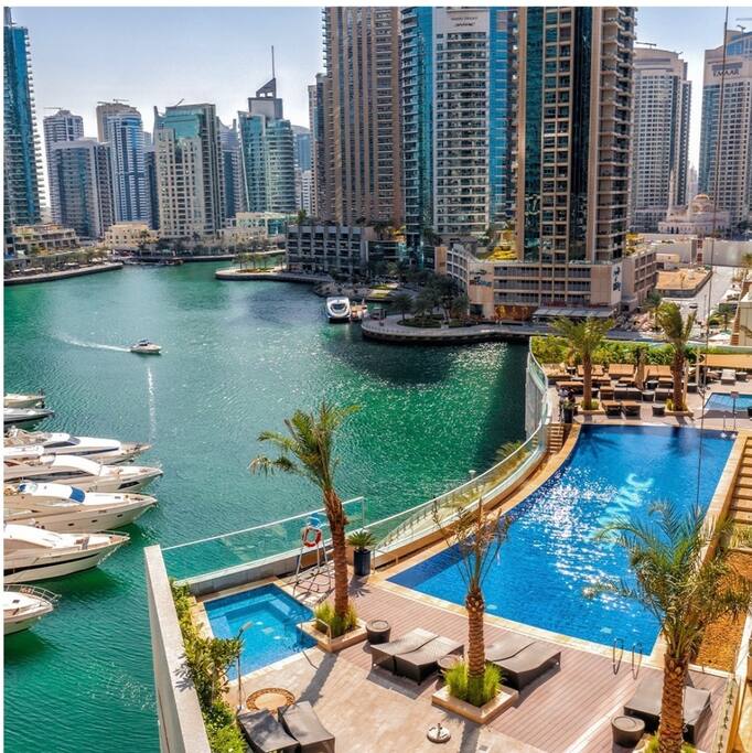 Lavish Marina Gem: Dubai Eye Views - Infinity Pool
